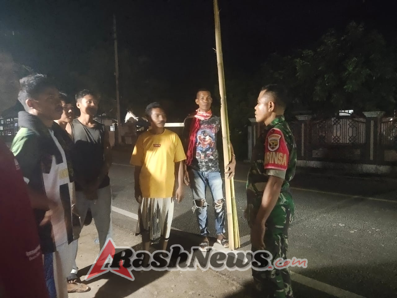 Babinsa Koramil 1608/Bima Giatkan Patroli Siskamling Jaga Keamanan Desa saat Hujan Deras