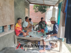 Wujudkan Wilayah Kondusif, Babinsa Koramil 1628-03/Seteluk Laksanakan Komsos di Desa Tapir