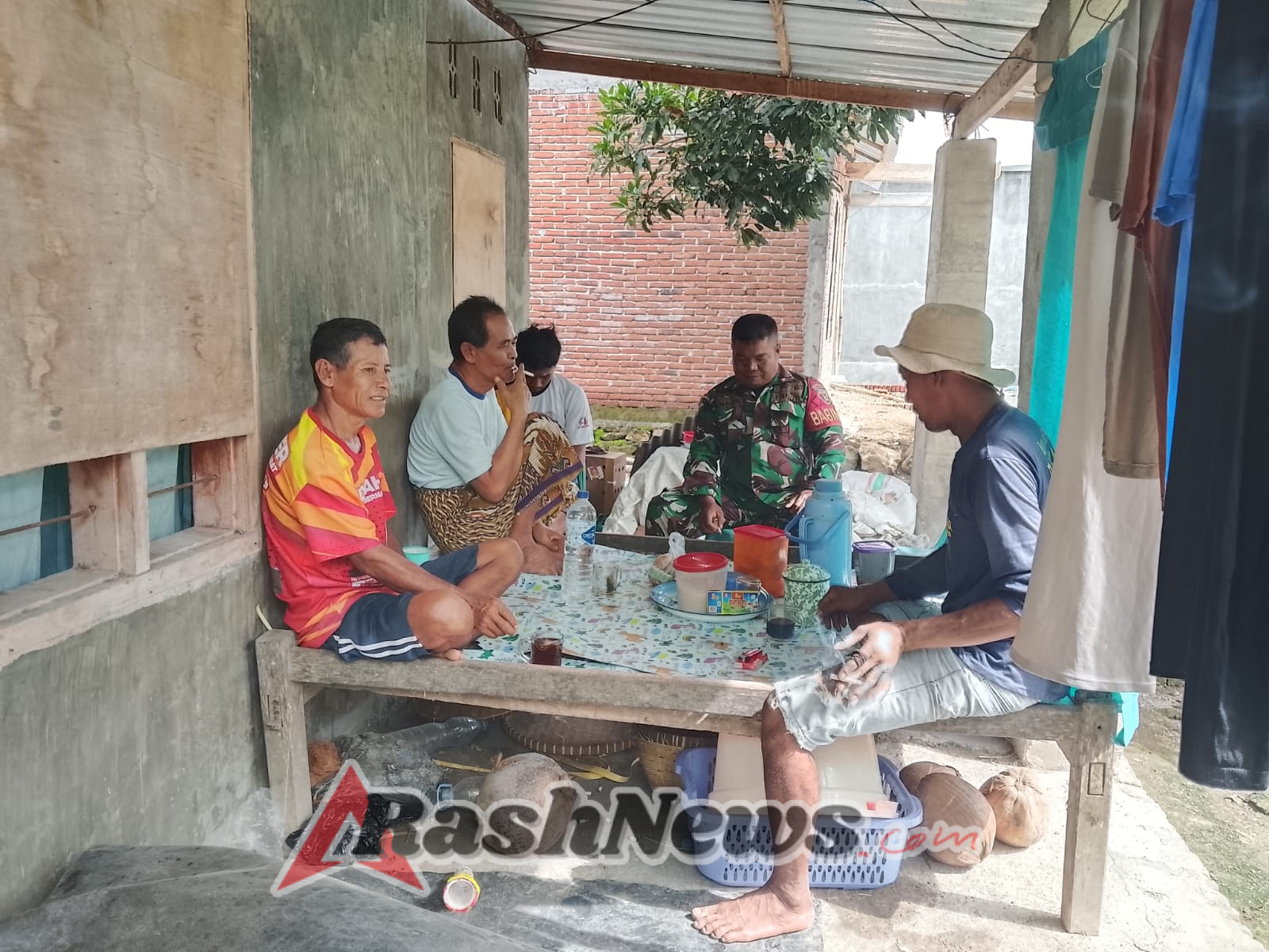 Wujudkan Wilayah Kondusif, Babinsa Koramil 1628-03/Seteluk Laksanakan Komsos di Desa Tapir