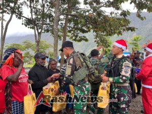 Mobil Natal Satgas Yonif 743/PSY Tebar Kasih dan Sukacita di Kota Mulia Papua Sambut Natal 2025