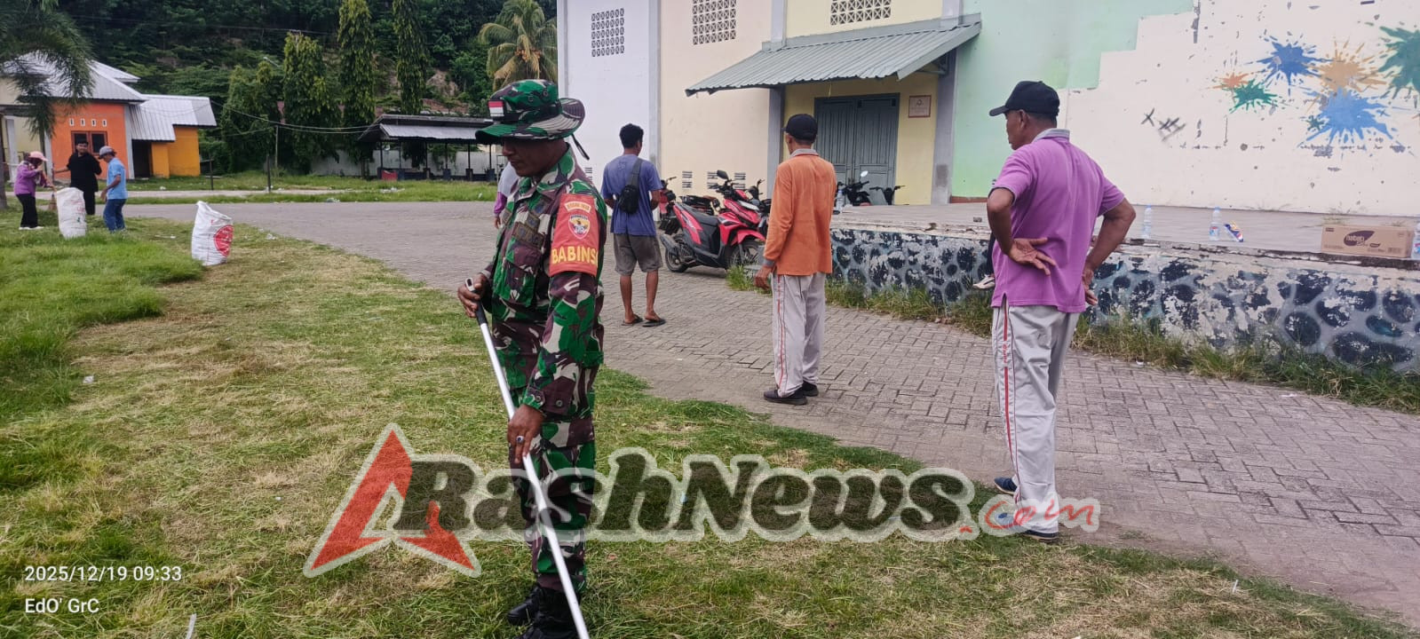 Babinsa Aktif Dampingi Warga dalam Kegiatan Gotong Royong di Gedung Sesai Ate