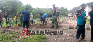 Babinsa Wanasaba Bersama Warga Gelar Gotong Royong di Dusun Cepak Lauk