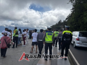 Personel Pos Pam Penelokan Ops Lilin Agung 2025 Berikan Atensi Humanis