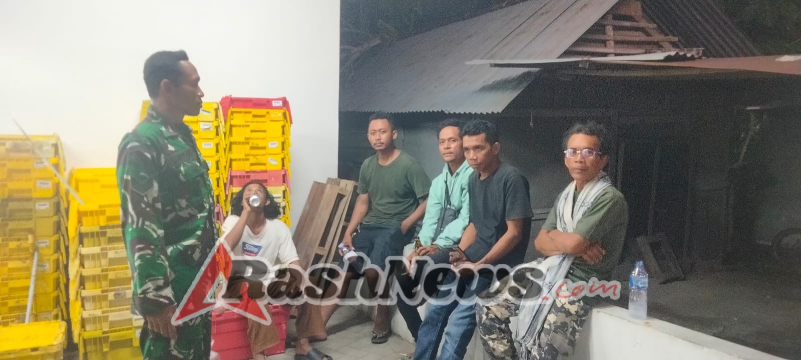 Keamanan Wilayah Terjaga, Babinsa Koramil 1628-03 Lakukan Patroli Malam