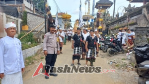 Bhabinkamtibmas Desa Sumita Amankan Upacara Penyineban Piodalan Pura Bale Agung