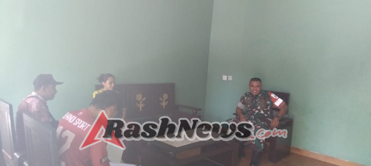 Babinsa Koramil 1627-03/Batutua Komsos dengan Kepala Desa Oehandi