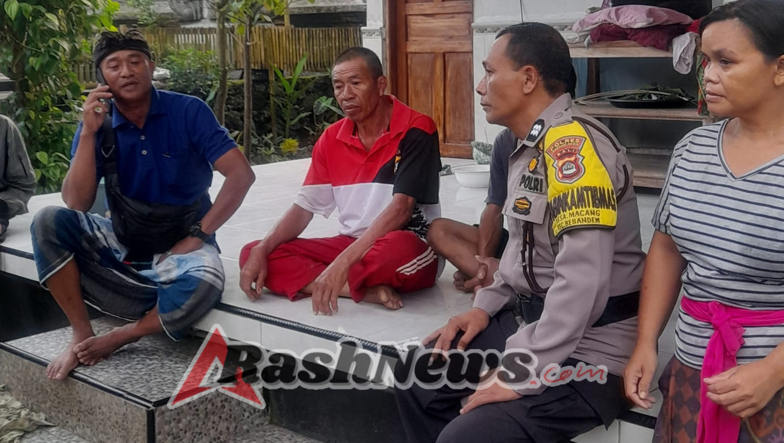 Jumat Curhat Bhabinkamtibmas serta Colling System ke Rumah Warga Yang Sedang Berduka.