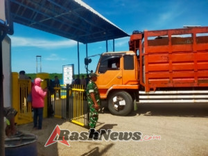 Koramil 1627-02 Laksanakan Pengamanan Kapal Feri Kalibodri di Pantai Baru