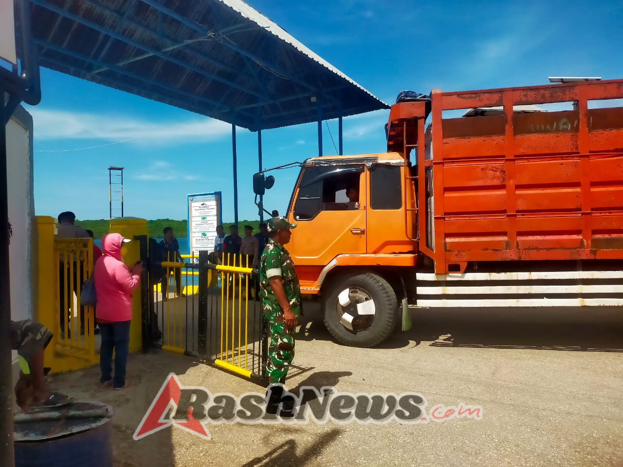 Koramil 1627-02 Laksanakan Pengamanan Kapal Feri Kalibodri di Pantai Baru