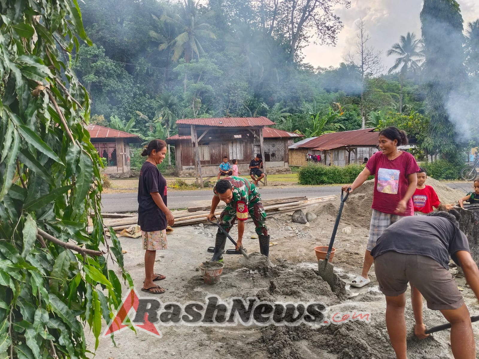 Babinsa Koramil 1602-04/Maurole Dukung Pembangunan Desa dan Keamanan Wilayah Binaan