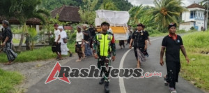 Perkuat Kemanunggalan TNI Rakyat, Babinsa Selisihan Hadir Ditengah Warga Kawal Pemakaman