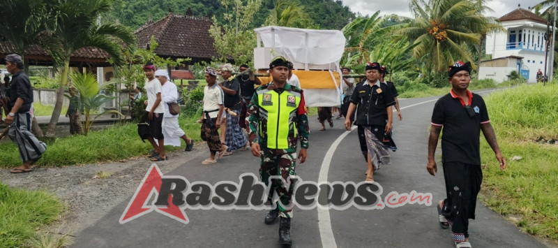 Perkuat Kemanunggalan TNI Rakyat, Babinsa Selisihan Hadir Ditengah Warga Kawal Pemakaman