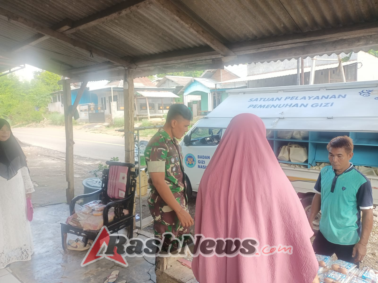 Babinsa Persiapan Seteluk Rea Hadir Dampingi Pelaksanaan MBG di Posyandu