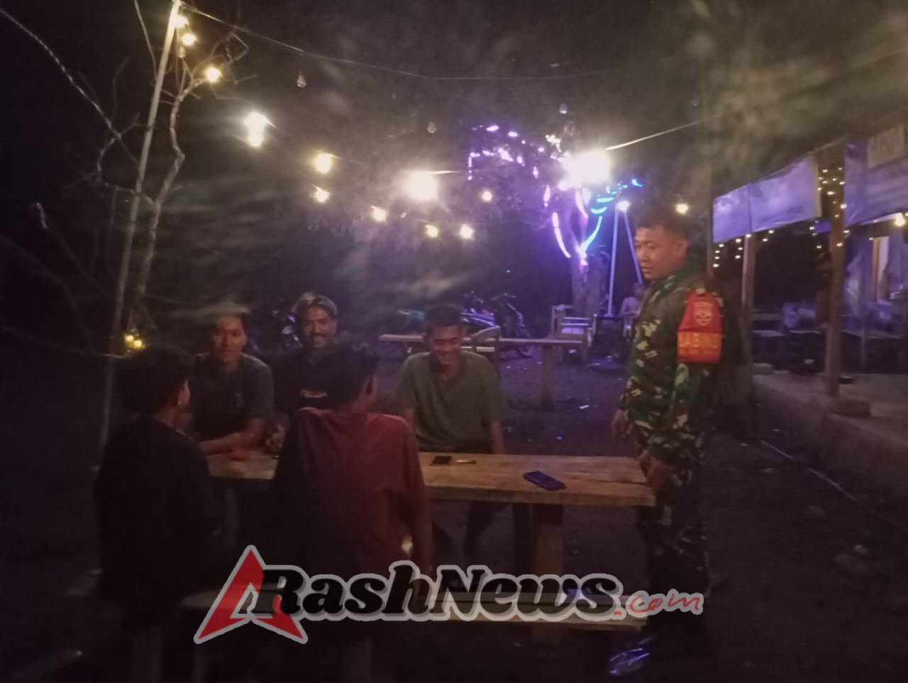 ‎Babinsa Desa Gunung Malang Laksanakan Patroli Malam di Dusun Batu Beserung