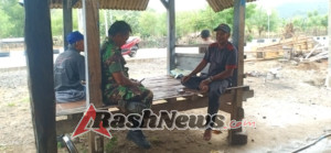 Ciptakan Lingkungan Aman dan Bersih, Babinsa Tambak Sari Laksanakan Komsos