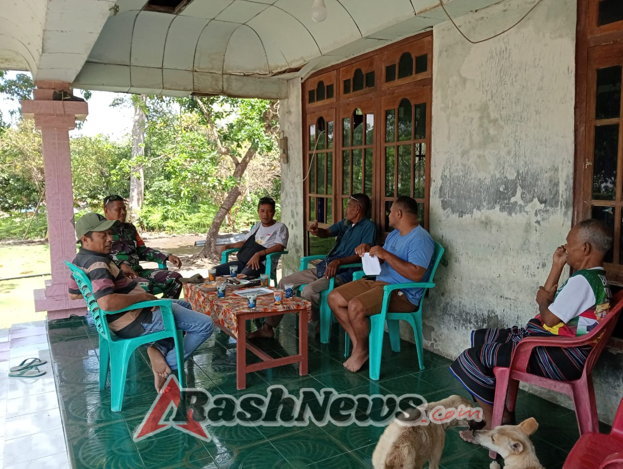 Pererat Kemanunggalan TNI–Rakyat, Babinsa Maurole Laksanakan Pamwil di Wilayah Binaan