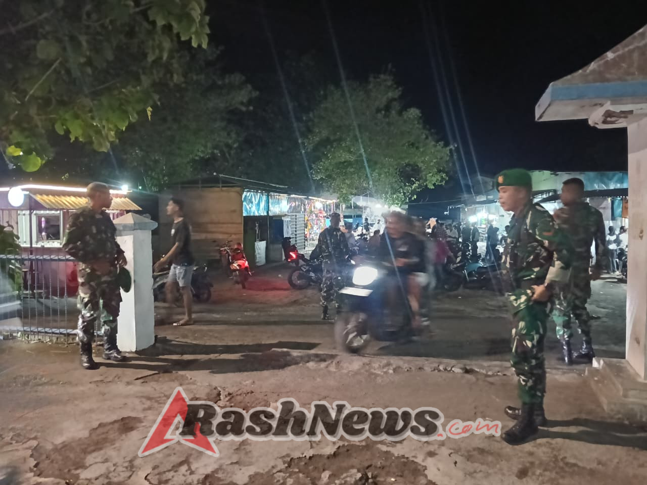 Babinsa Koramil 1624-01/Larantuka Hadir Menjaga Keamanan Wilayah di Malam Hari