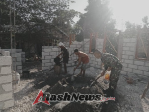 Babinsa Hadir Ringankan Beban Warga Desa Nuataus Barat