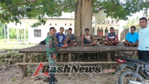 Babinsa Koramil 02/Walakaka Laksanakan Komsos Bersama Warga Desa Baliloku