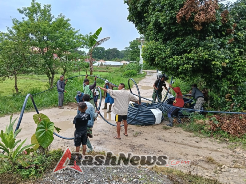 Babinsa Turun Langsung, Bantuan Air Bersih TNI AD Mengalir ke Warga Desa Netpala