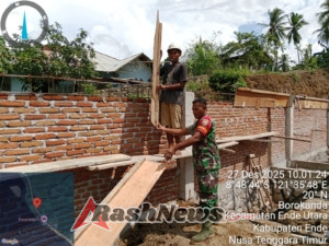 Babinsa Koramil 01 Ende Siaga, Pekerjaan Slof Kolom dan Plester Dinding KDKMP Raterua Berjalan