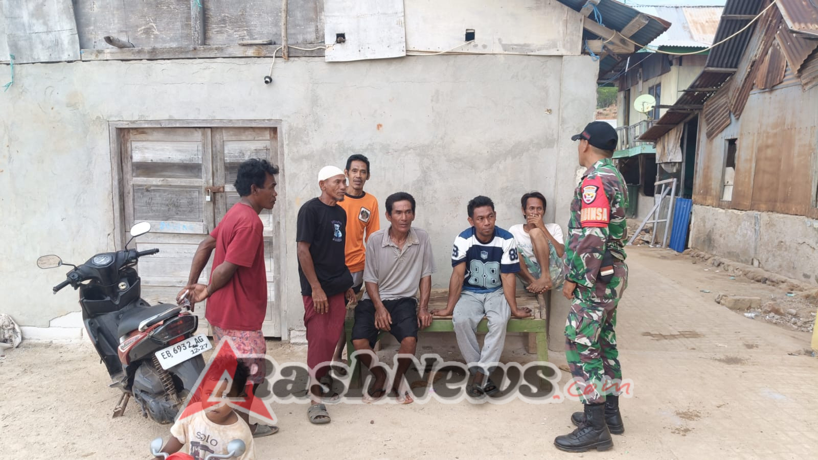 TNI Hadir di Tengah Rakyat, Babinsa Koramil 1630-01/Komodo Laksanakan Anjangsana Bersama Warga
