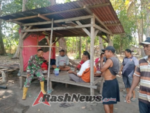 Babinsa TNI AD Bangun Kedekatan dengan Warga Lewat Pamwil dan Komsos di Maurole