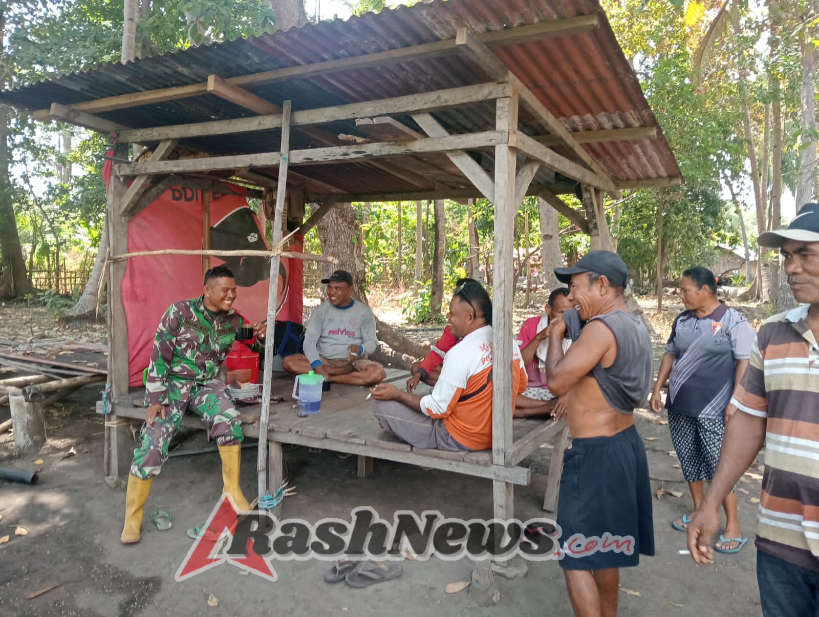 Babinsa TNI AD Bangun Kedekatan dengan Warga Lewat Pamwil dan Komsos di Maurole