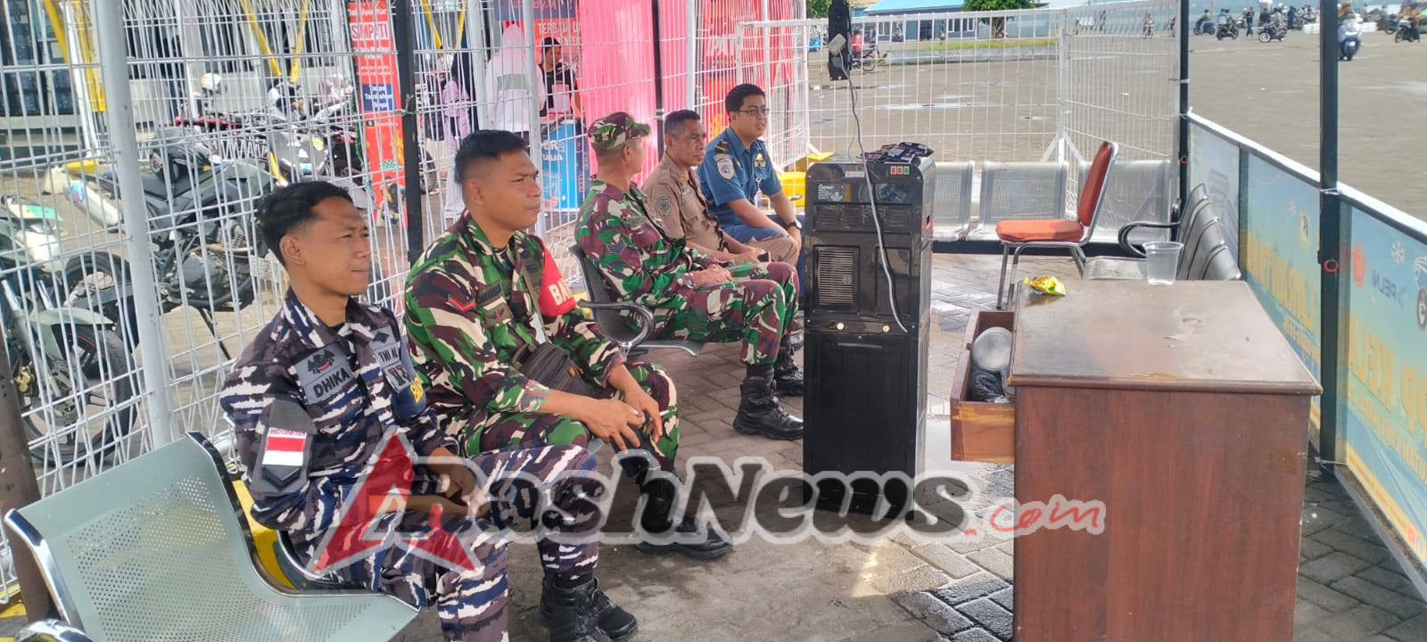 TNI Bersinergi Jaga Keamanan Nataru, Babinsa Amankan Posko Pelabuhan Larantuka
