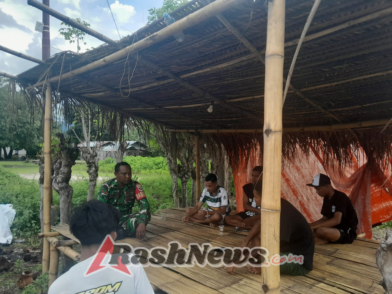 Babinsa Koramil Maurole Perkuat Sinergi dengan Warga Lewat Komsos di Detukeli