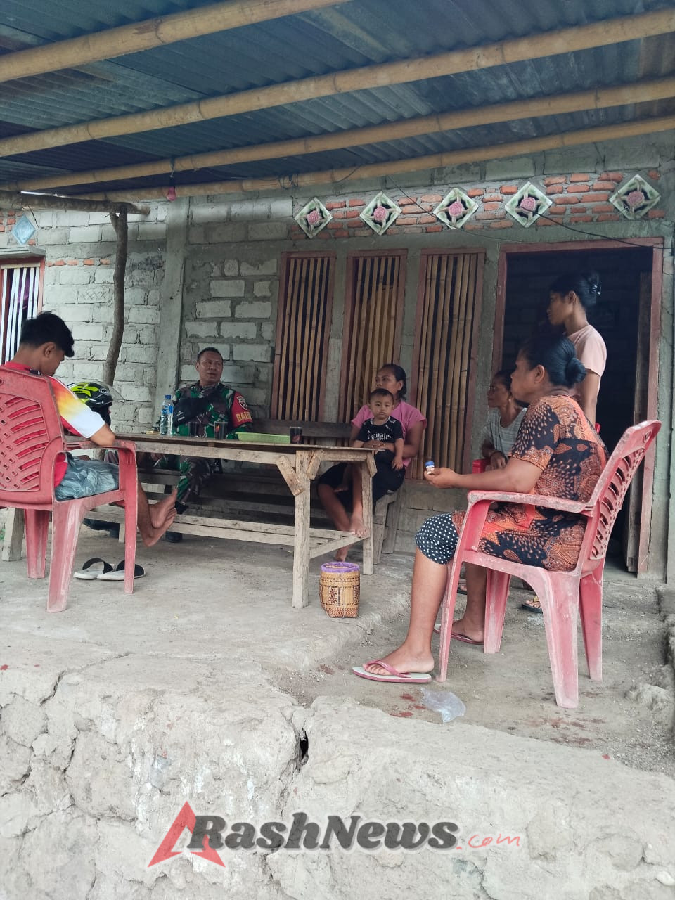 Babinsa Koramil Maurole Perkuat Kemanunggalan TNI-Rakyat Lewat Pamwil dan Komsos di Kotabaru