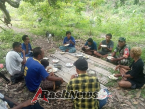 Babinsa Koramil Maurole Perkuat Kemanunggalan TNI-Rakyat Lewat Komsos dan Pamwil di Kotabaru