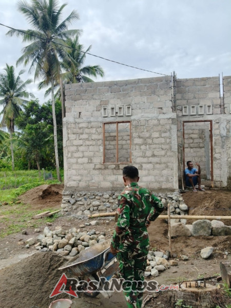 Babinsa Koramil 1603-05/Bola Dukung Pembangunan Rumah Warga di Wilayah Binaan