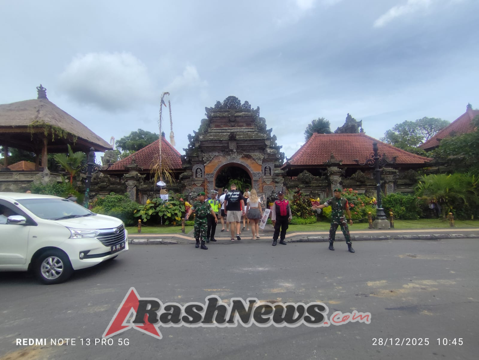 Sinergitas TNI-Polri Jaga Kelancaran Arus Lalu Lintas di Kawasan Wisata Puri Ubud