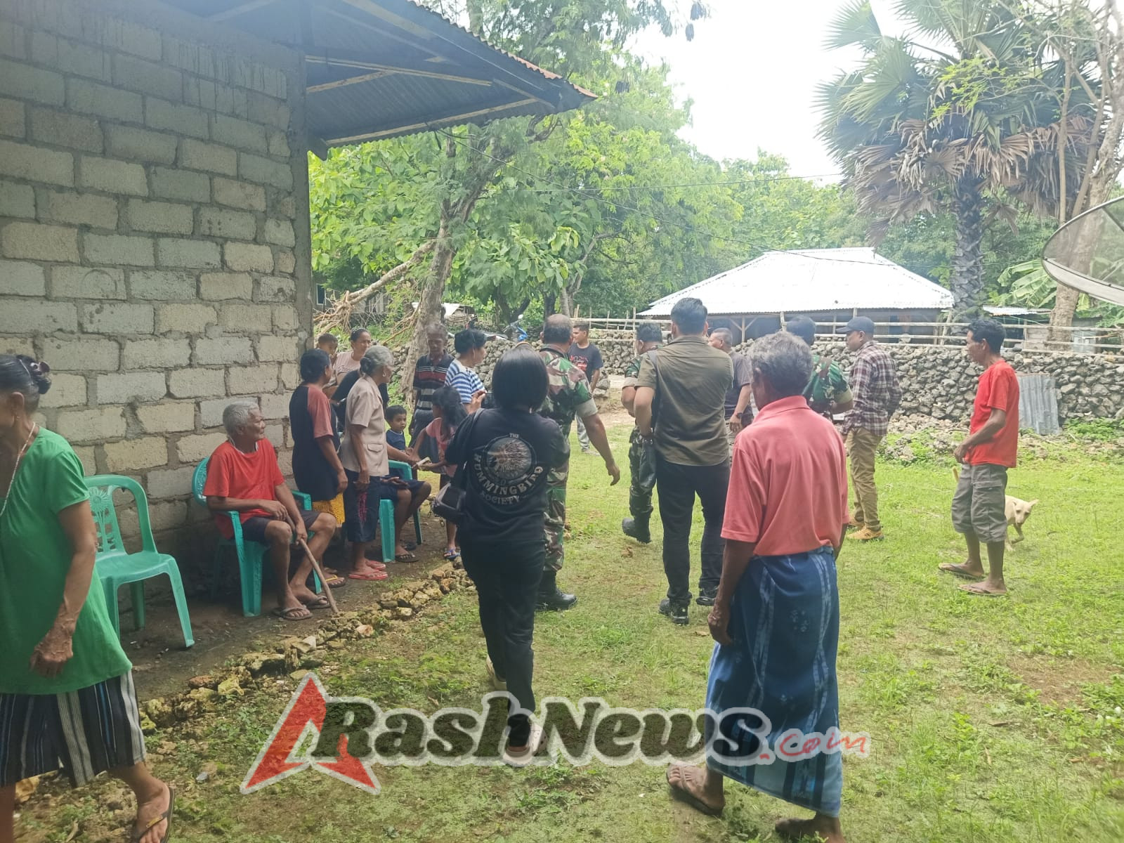Dandim 1627/Rote Ndao Dampingi Pengobatan Gratis dan Pembagian Susu bagi Anak-Anak Desa Holoama