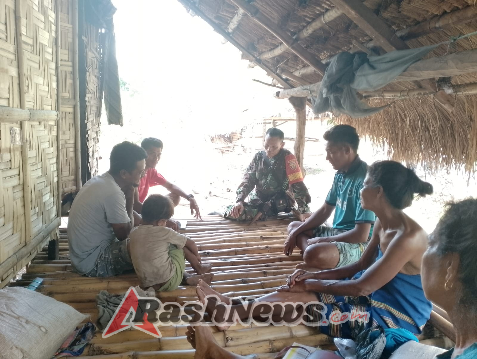 Babinsa Koramil 02/Walakaka Laksanakan Komsos dengan Warga Desa Patiala Bawa