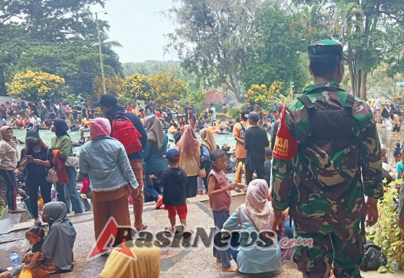 Babinsa Desa Aik Bukak Pantau Keamanan Wisatawan di Kawasan Aik Bukak