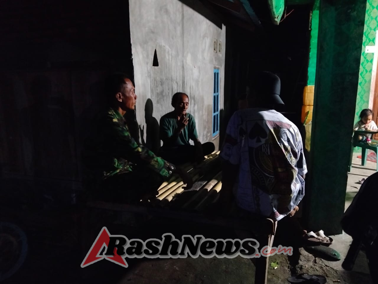Babinsa Sertu Ihwan Pantau Ronda Malam Warga Demi Keamanan Lingkungan