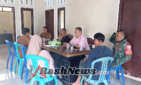 ‎Babinsa Lenek Lauk Laksanakan Komsos Bersama Kawil dan Staf Desa
