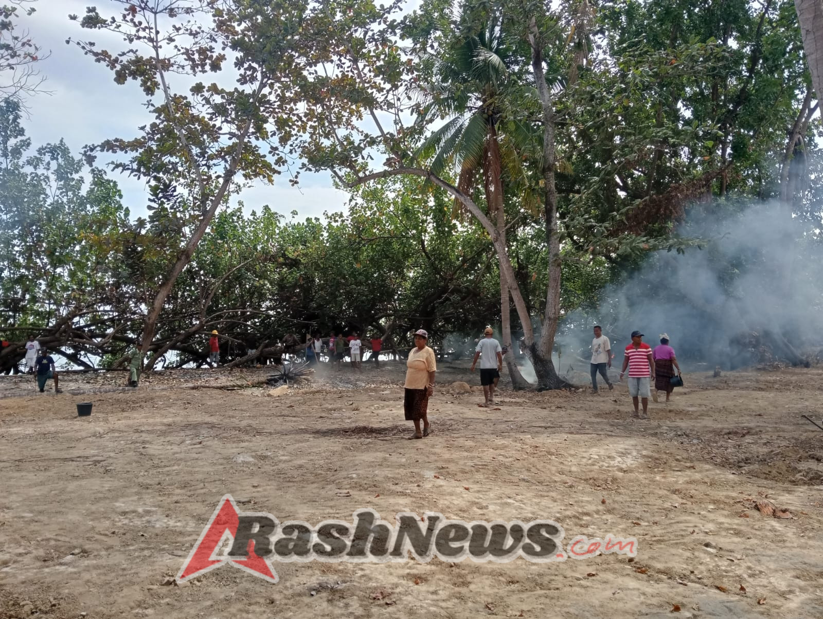 Sinergi TNI dan Warga Desa Maurole Terlihat dalam Kegiatan Pamwil dan Karya Bhakti