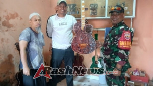 ‎Babinsa Labuhan Lombok Laksanakan Patroli Malam, Ajak Warga Aktif Jaga Kamtibmas