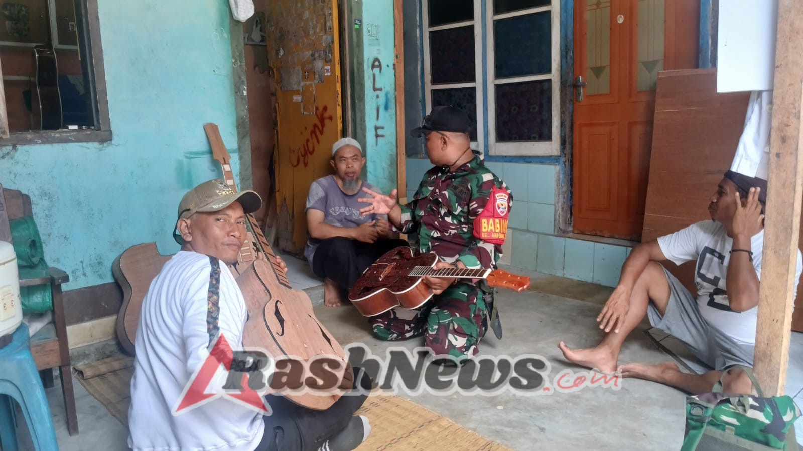 Sinergi Babinsa dan Lurah Angkat UMKM Pengrajin Gitar