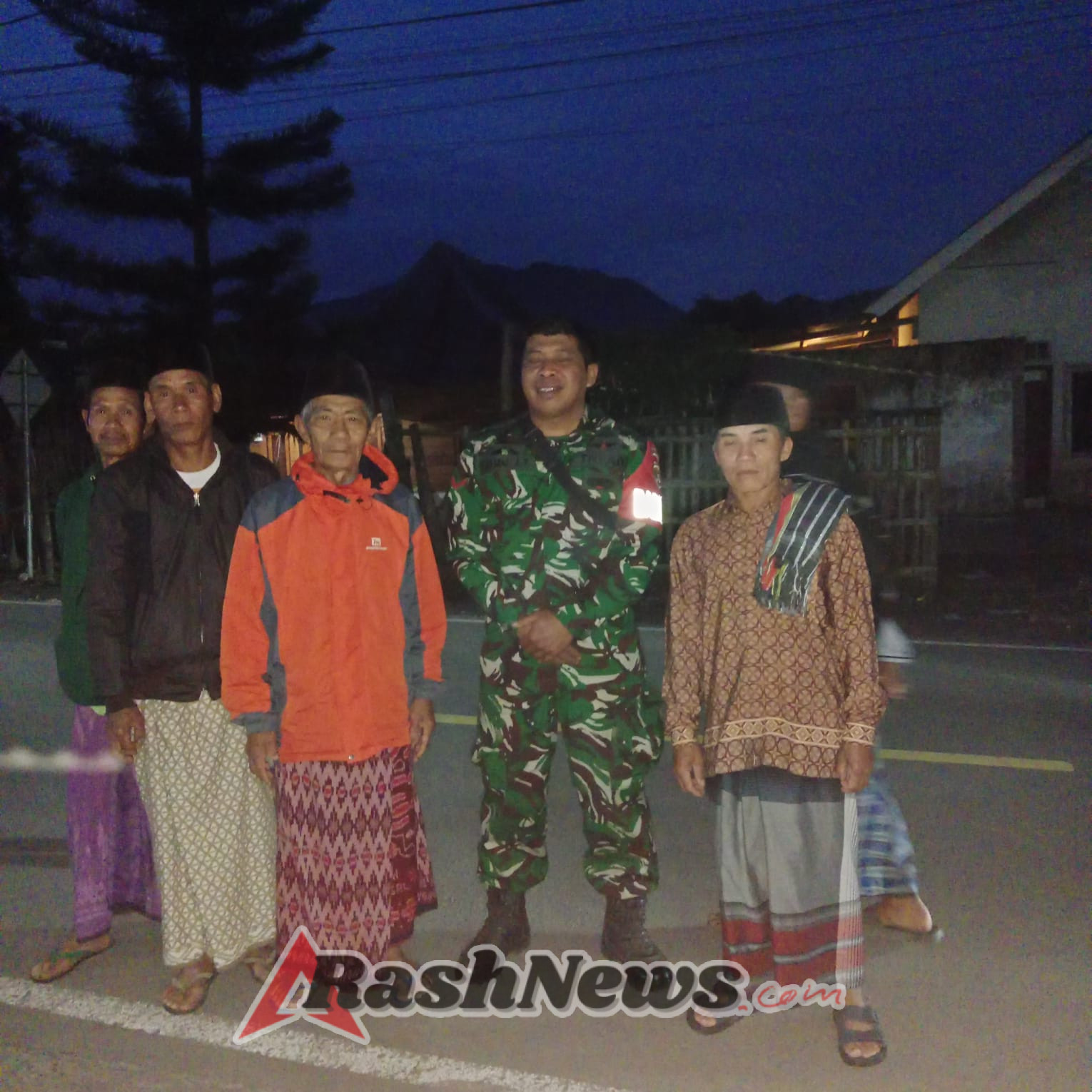 ‎Babinsa Ramil 1615-10/Sembalun Laksanakan Patroli Malam di Desa Sembalun Bumbung