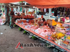 Perkuat Keamanan Wilayah, Babinsa Gelar Komsos Bersama Pengunjung Pasar Boto