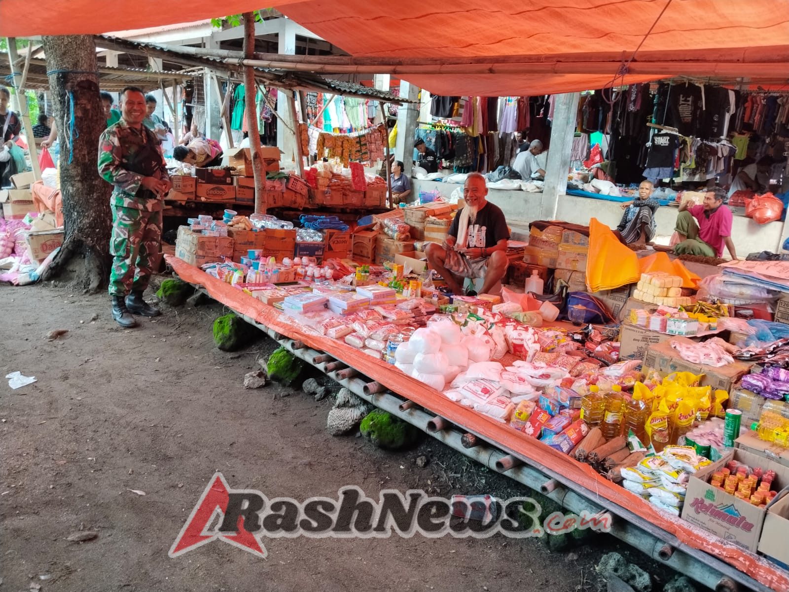 Perkuat Keamanan Wilayah, Babinsa Gelar Komsos Bersama Pengunjung Pasar Boto