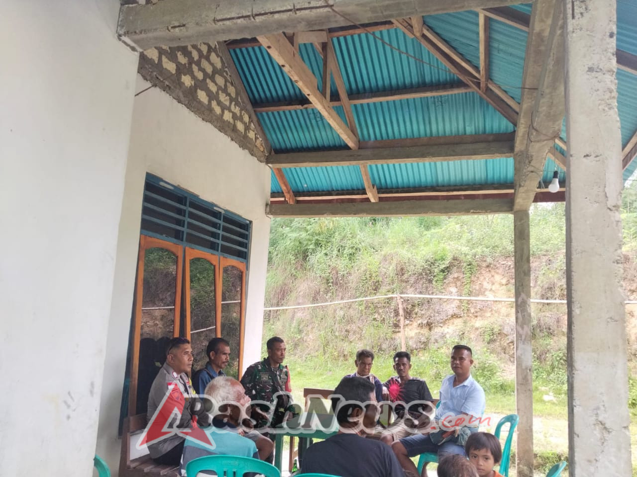 Babinsa Koramil 02/Walakaka Bersama Bhabinkamtibmas Laksanakan Komsos di Desa Mamodu