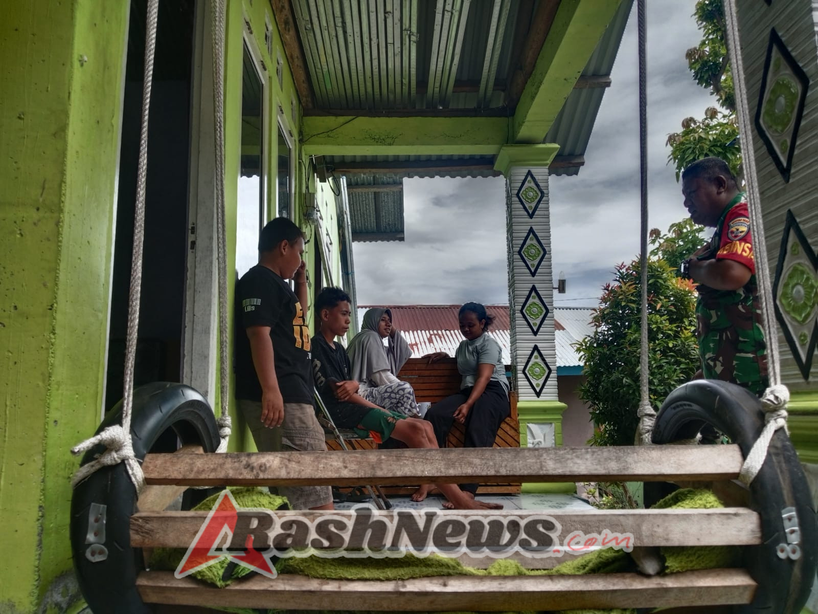 Sinergi TNI dan Masyarakat Terlihat Saat Babinsa Lakukan Komsos di Kelurahan Kotaratu