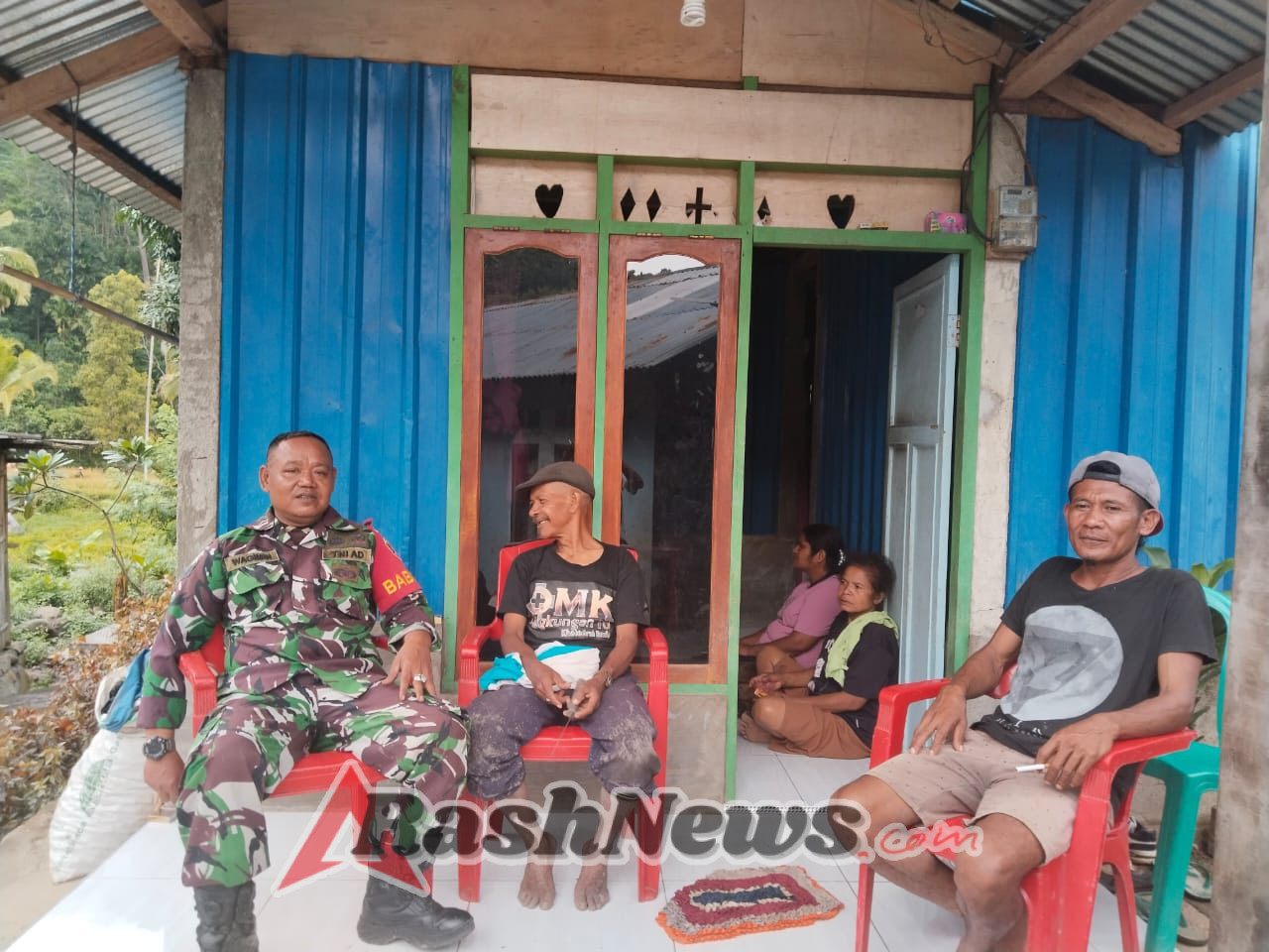 Babinsa Koramil Detusoko Pererat Silaturahmi dan Pantau Keamanan Wilayah Binaan