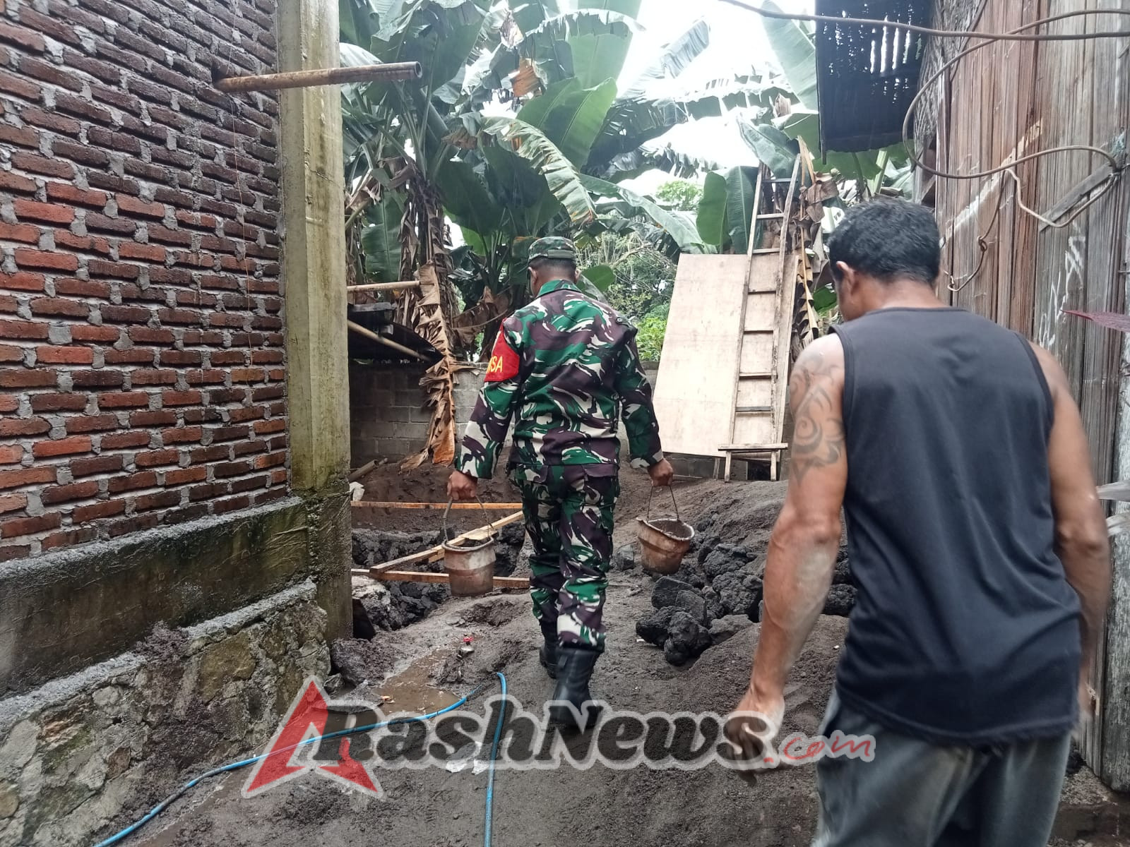 Babinsa Koramil Ende Berikan Kepedulian Langsung dan Imbau Warga Jaga Kamtibmas