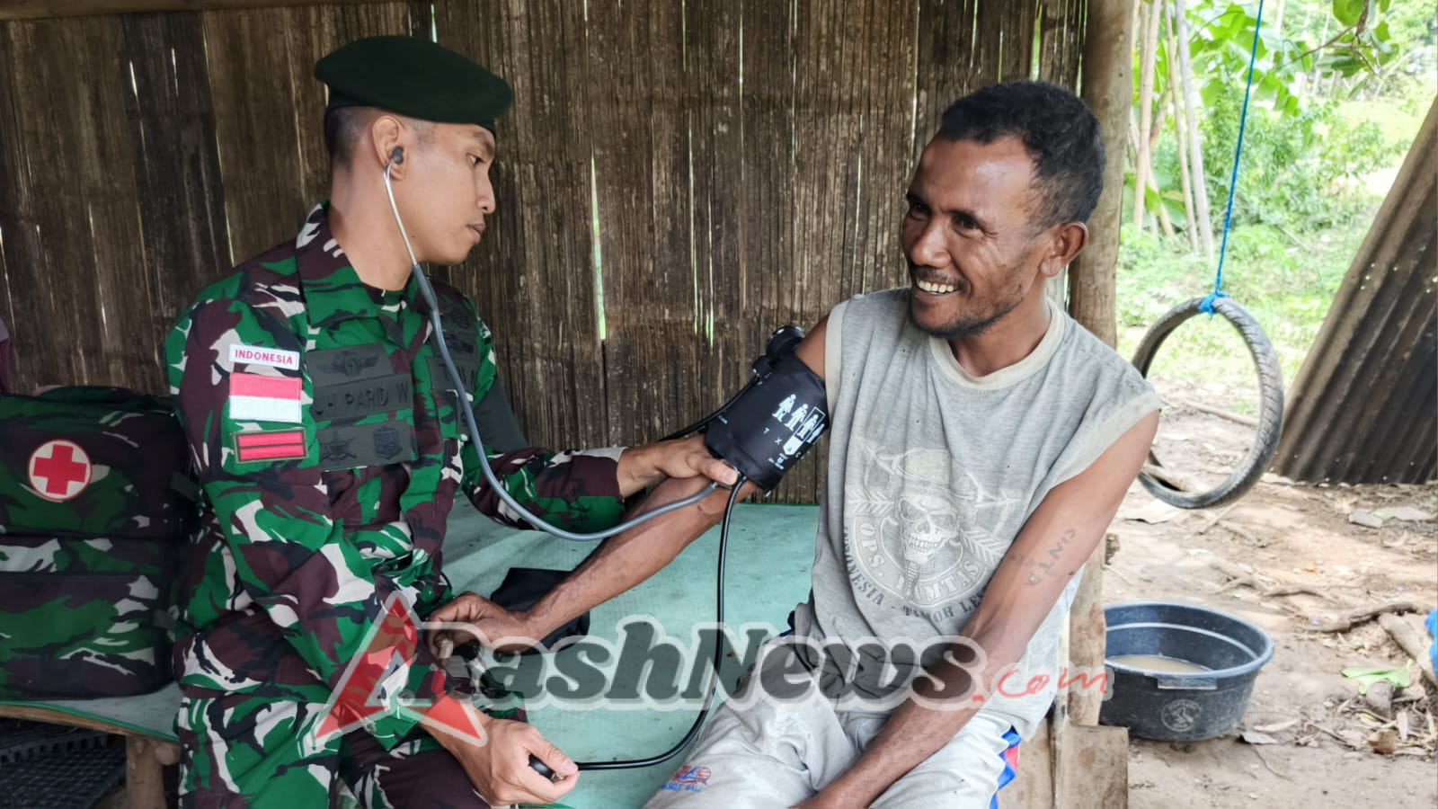 Jaga Kesehatan Masyarakat Perbatasan, Satgas Pamtas Gelar Yankes Door to Door